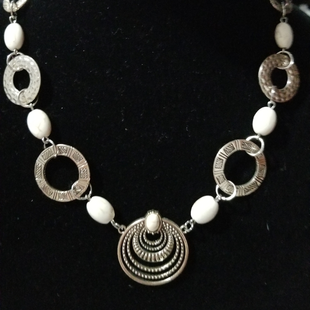 Cream colored short paparazzi necklace